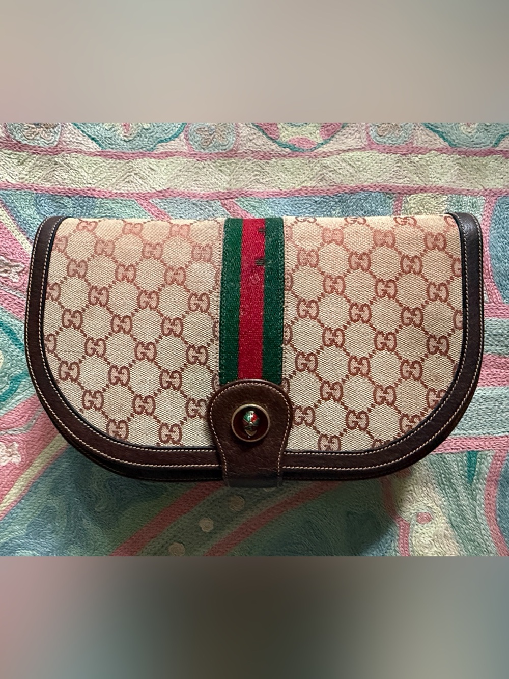 Vintage treasure here 🇮🇹 Gucci clutch. Flawless inside. Authenticated.